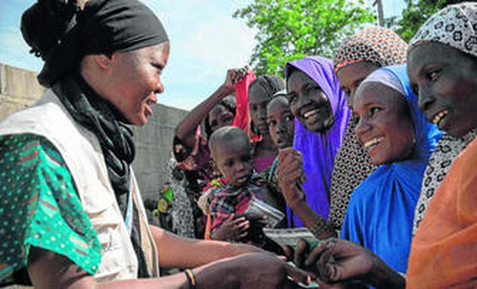 1 y 2. Imágenes de distintas campañas emprendidas por Acción contra el hambre para la distribución de alimentos o la vacunación infantil. 3. Un cliente de unos de los establecimientos adheridos a la campaña 'Restaurante contra el hambre' y folleto que explica sus objetivos.