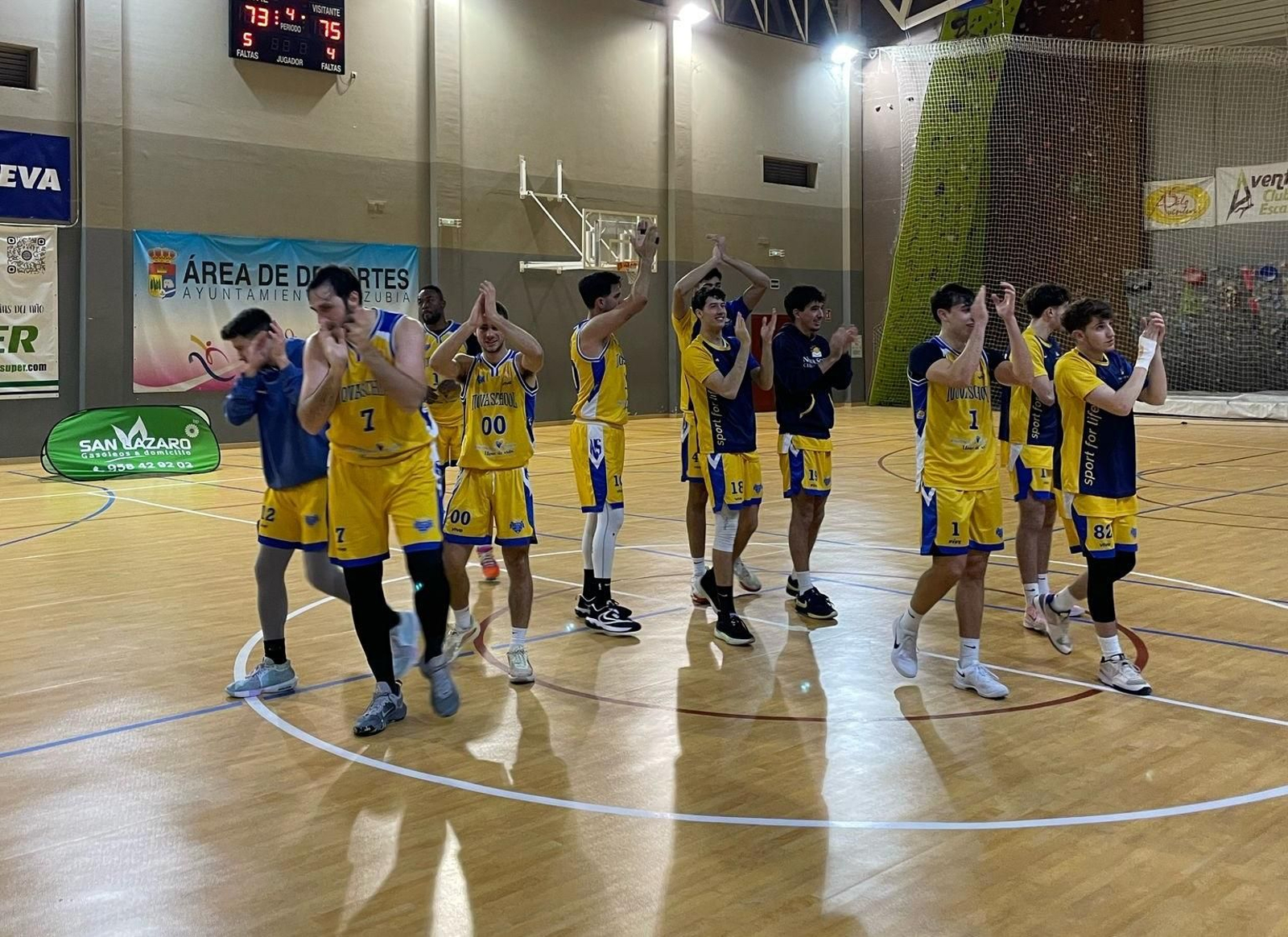 Los jugadores de Novaschool aplauden.