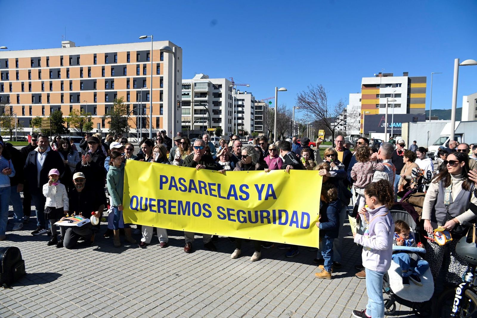 Las imágenes de la concentración de los vecinos de Turruñuelos por una pasarela peatonal sobre la ronda de Poniente