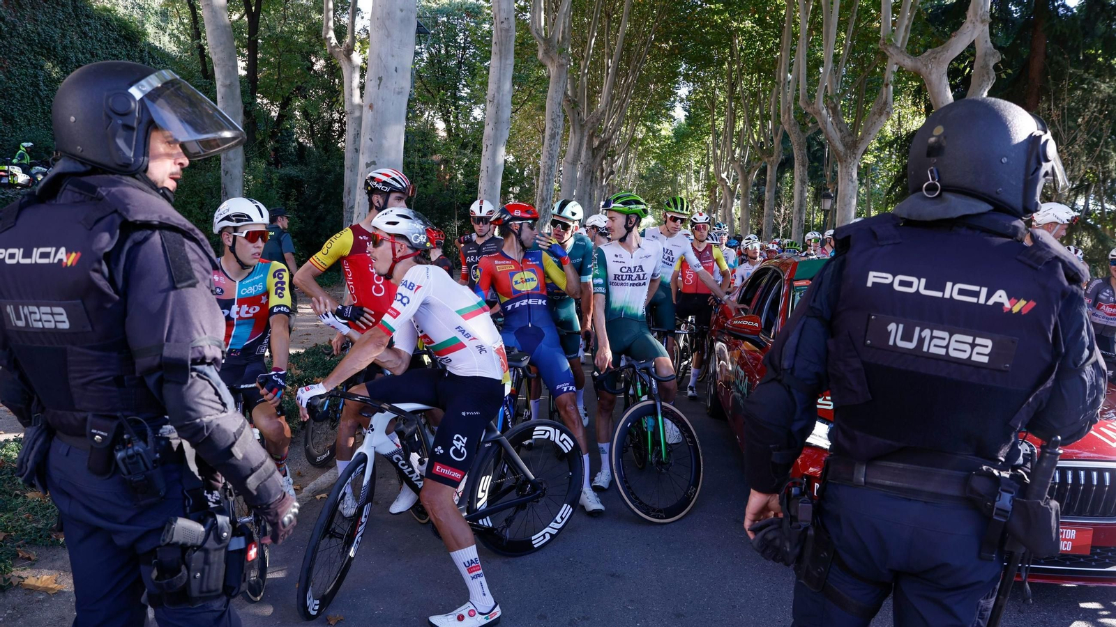 El pelotón ciclista tras la finalización de la 80 edición de la Vuelta a España a unos 57 kilómetros de la meta debido a los disturbios que se han producido en varias calles del centro de Madrid.