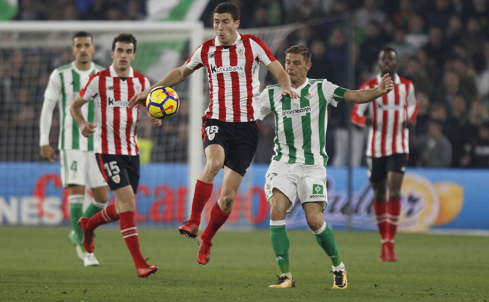 De Marcos y Joaquín luchan por un balon durante el enfrentamiento de la pasada temporada.