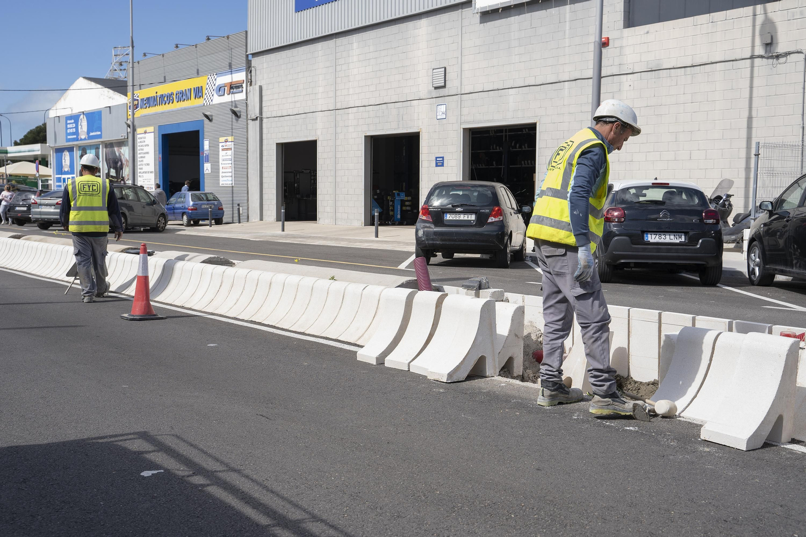 La calle Ferrocarril, eje de Fadricas Operarios en la obra de la calle Ferrocarril de Fadricas.