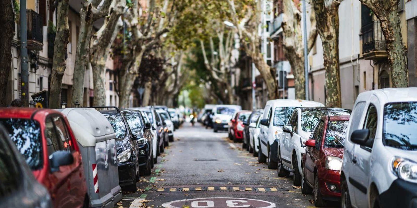 Vehículos aparcados en una calle.