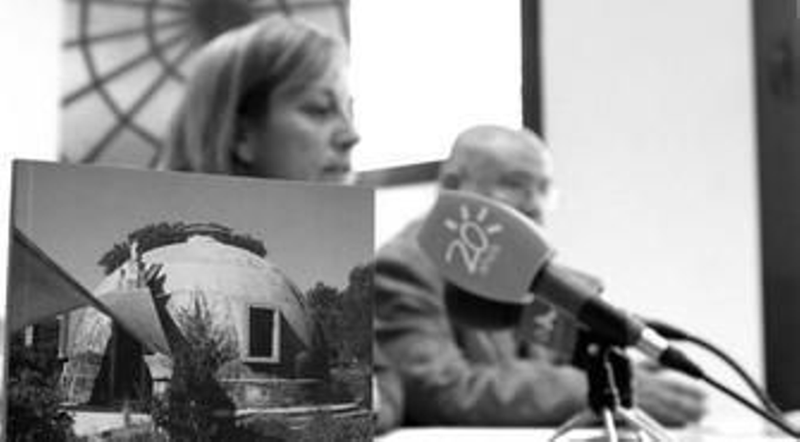 Paola Moreno y Guillermo Pérez Villalta, ayer en el edificio Kursaal de Algeciras.