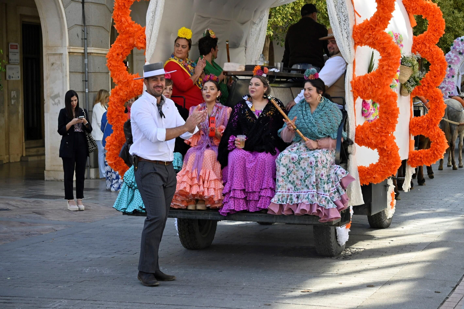 Imágenes de los peregrinos de la Hermandad de Emigrantes en su salida por las calles de Huelva