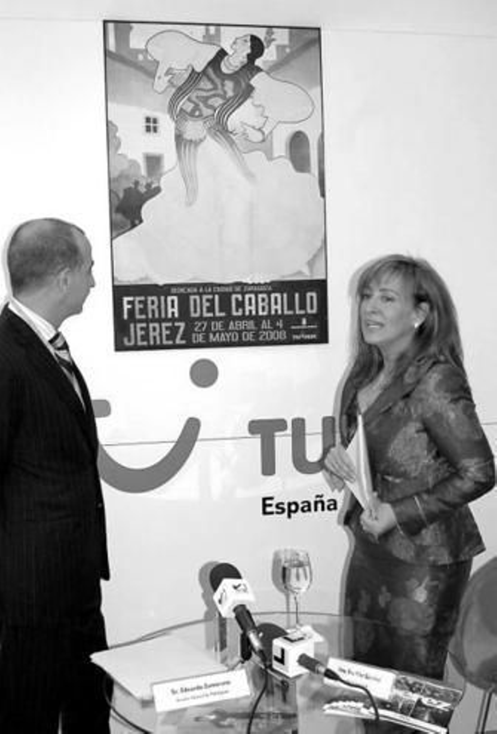 La alcaldesa, junto al presidente de la Junta, Manuel Chaves, el consejero Sergio Moreno, y otros altos cargos en la inauguración ayer del pabellón de Andalucía.