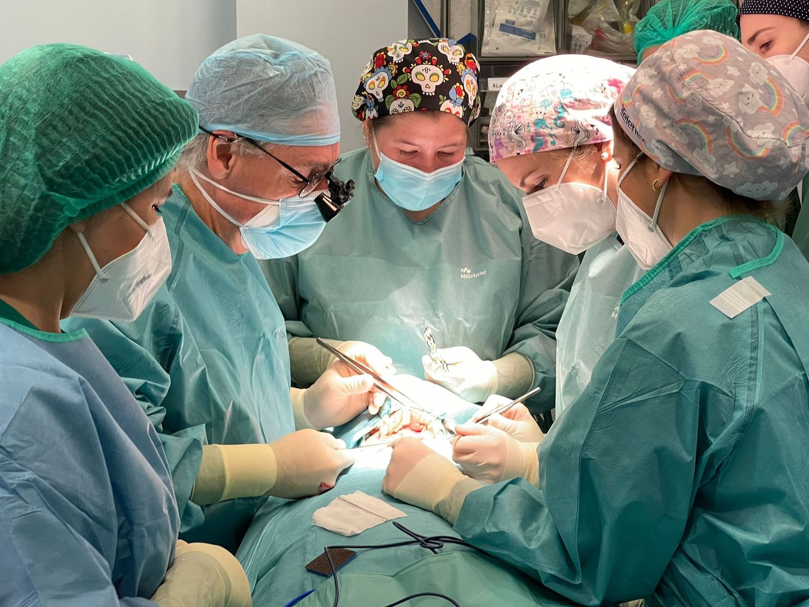 Un equipo del Clínico durante una intervención.