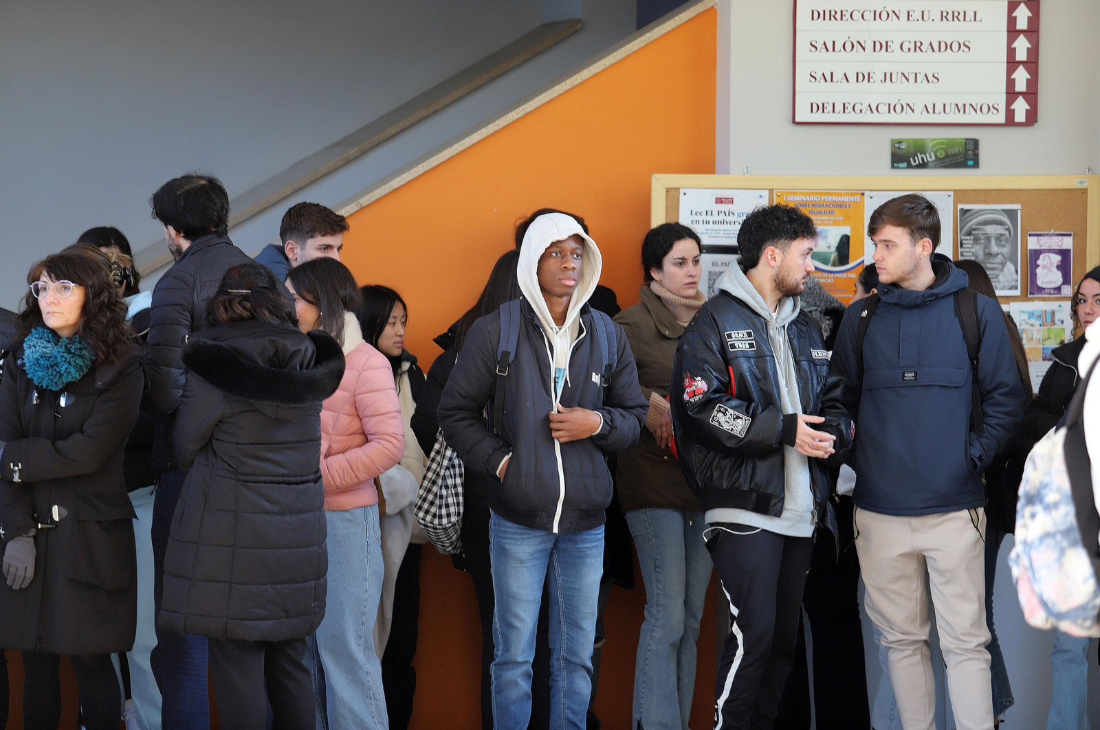 Compañeros y profesores de los estudiantes de Trabajo Social guardan un minuto de silencio en memoria de sus compañeros fallecidos en el incendio, en imágenes