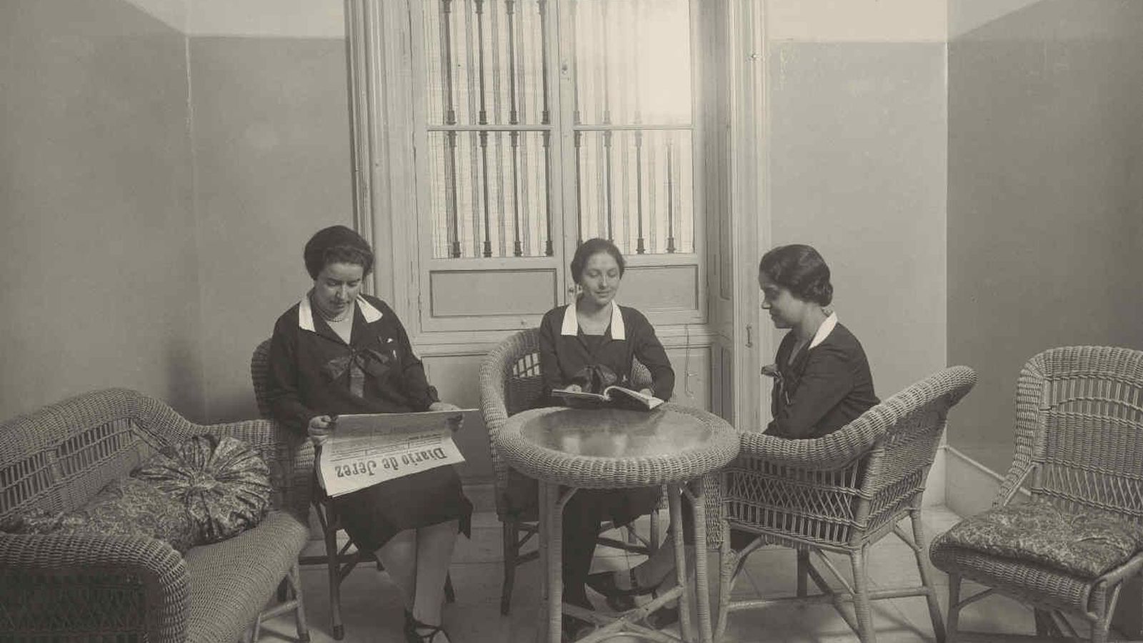 Empleadas de la central de Telefónica en Jerez, 1927. Una lee el Diario de Jerez.