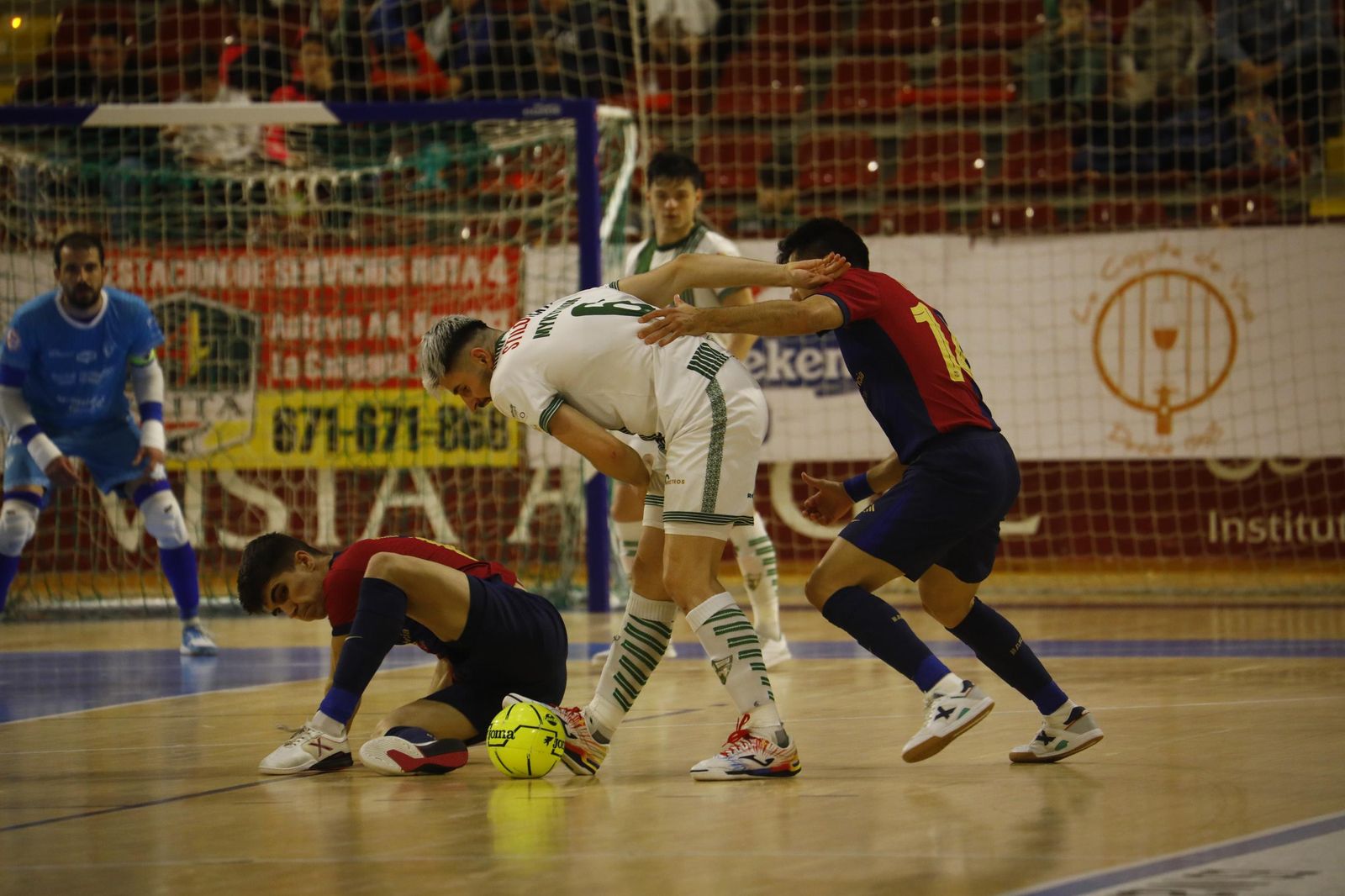Las mejores fotos del ambiente en Vista Alegre para el Córdoba Futsal - Barça
