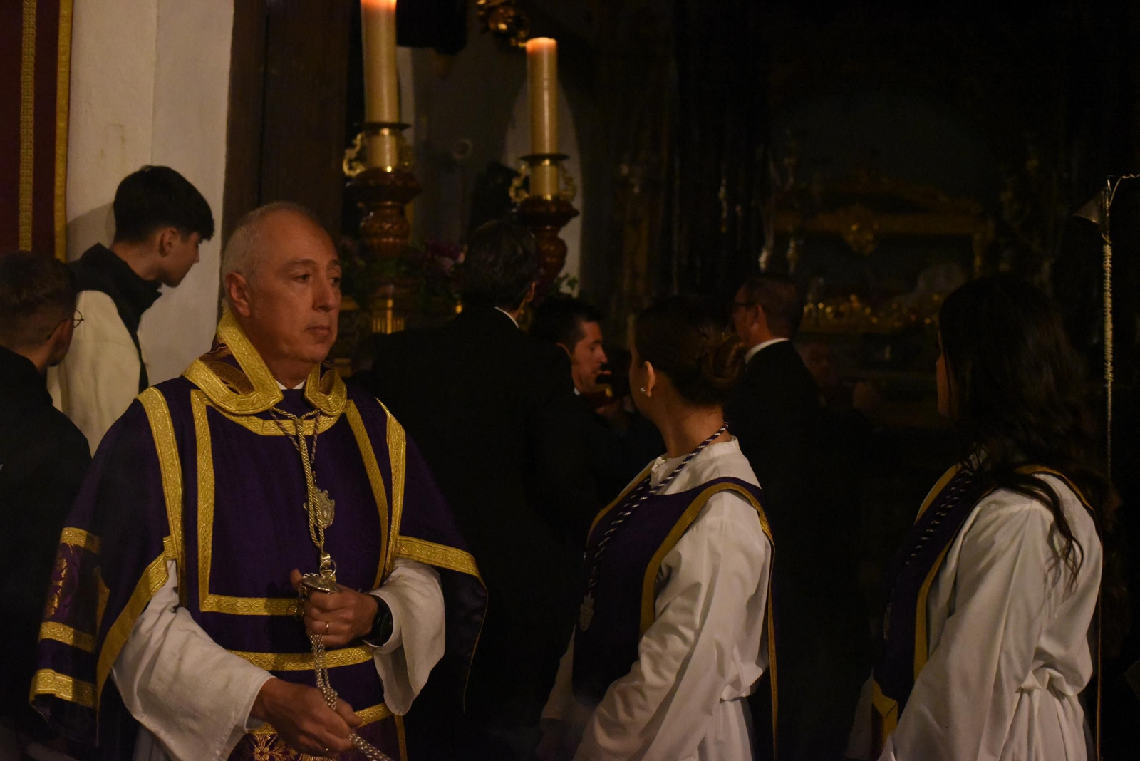 El vía crucis del Señor de Pasión por las calles de San Basilio, en imágenes