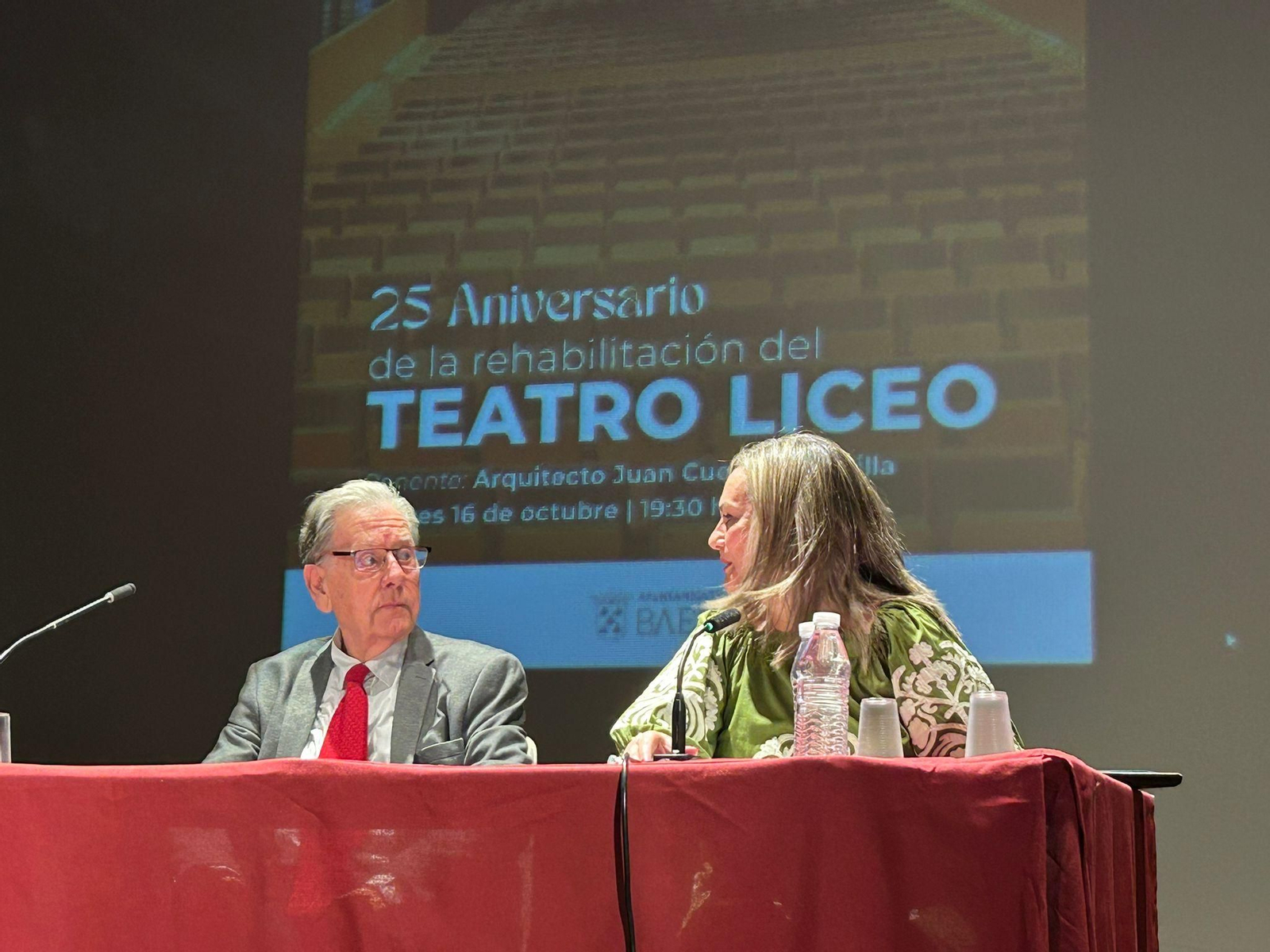 Juan Cuenca y María Jesús Serrano, durante la ponencia.