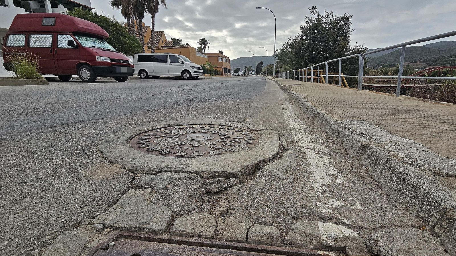 Socavones en la calle Orión, en la bajada hacia la playa de Getares.