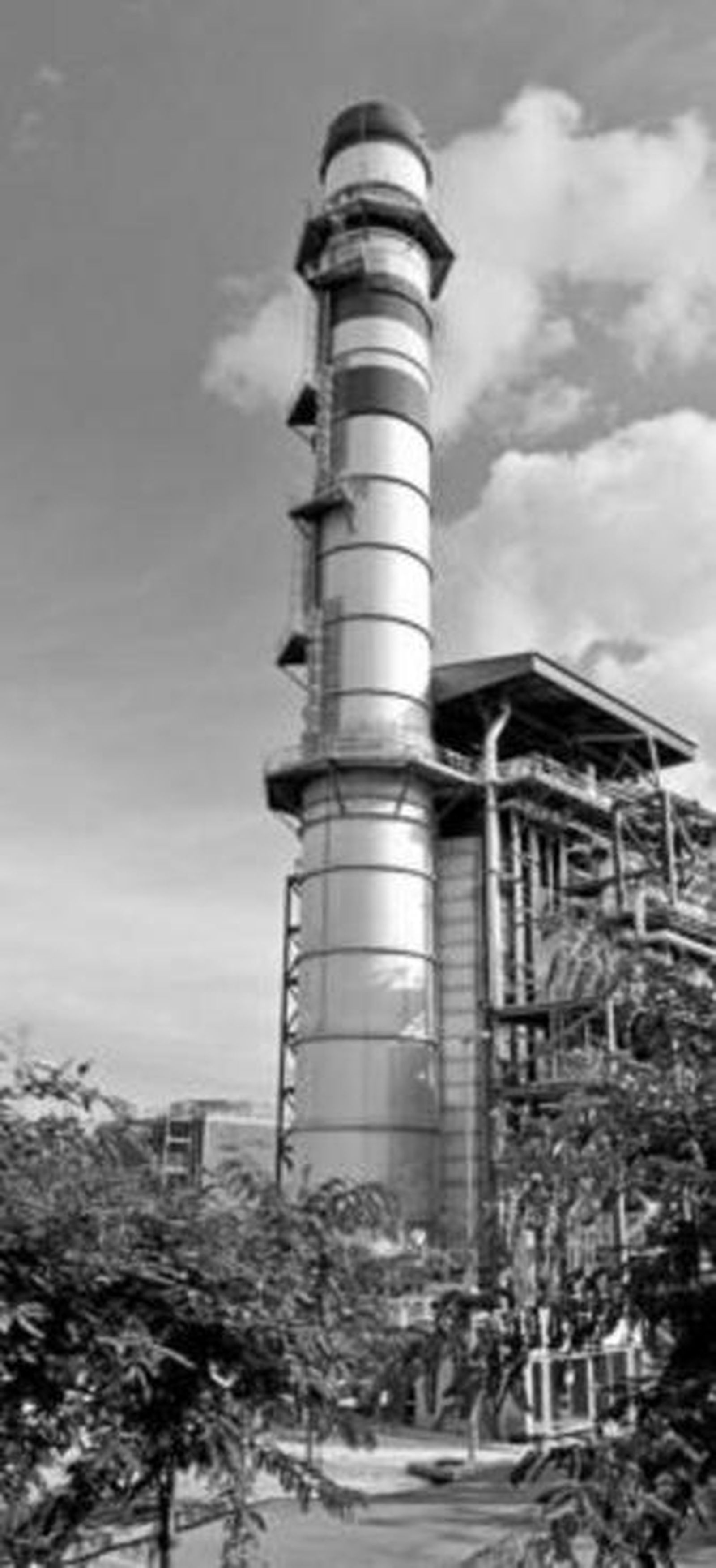 Chimenea de la central de ciclo combinado de Campanillas.