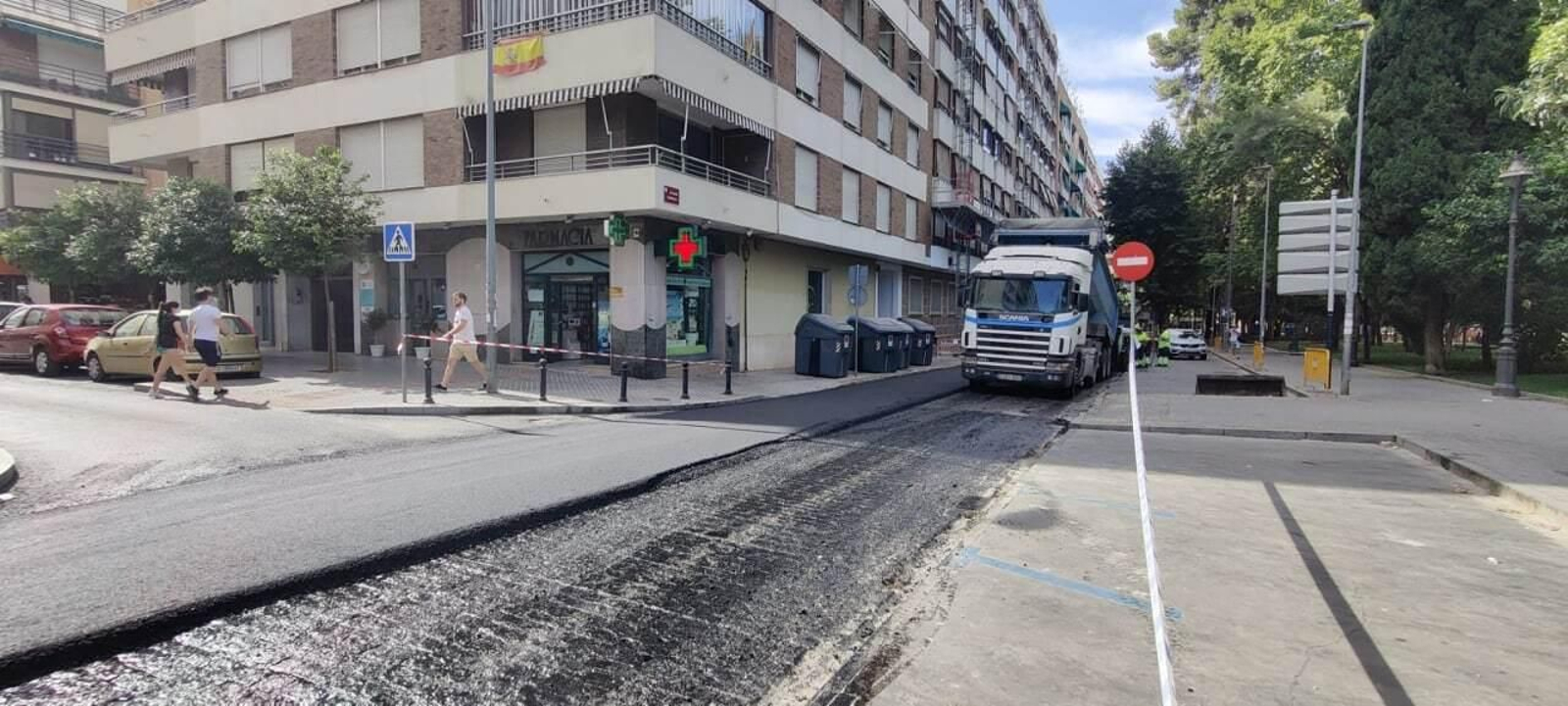 Obras de mejora del firme de la calzada lateral este de la Avenida Conde de Vallellano.