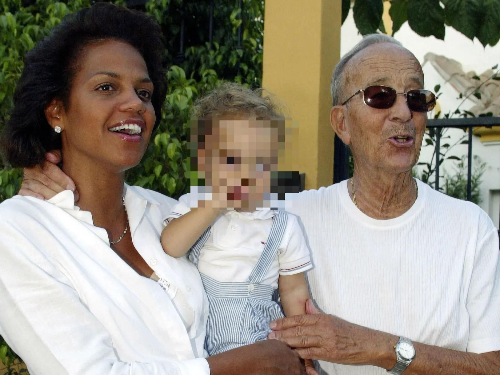 La feliz pareja junto a su hijo Jaime Nathaniel.