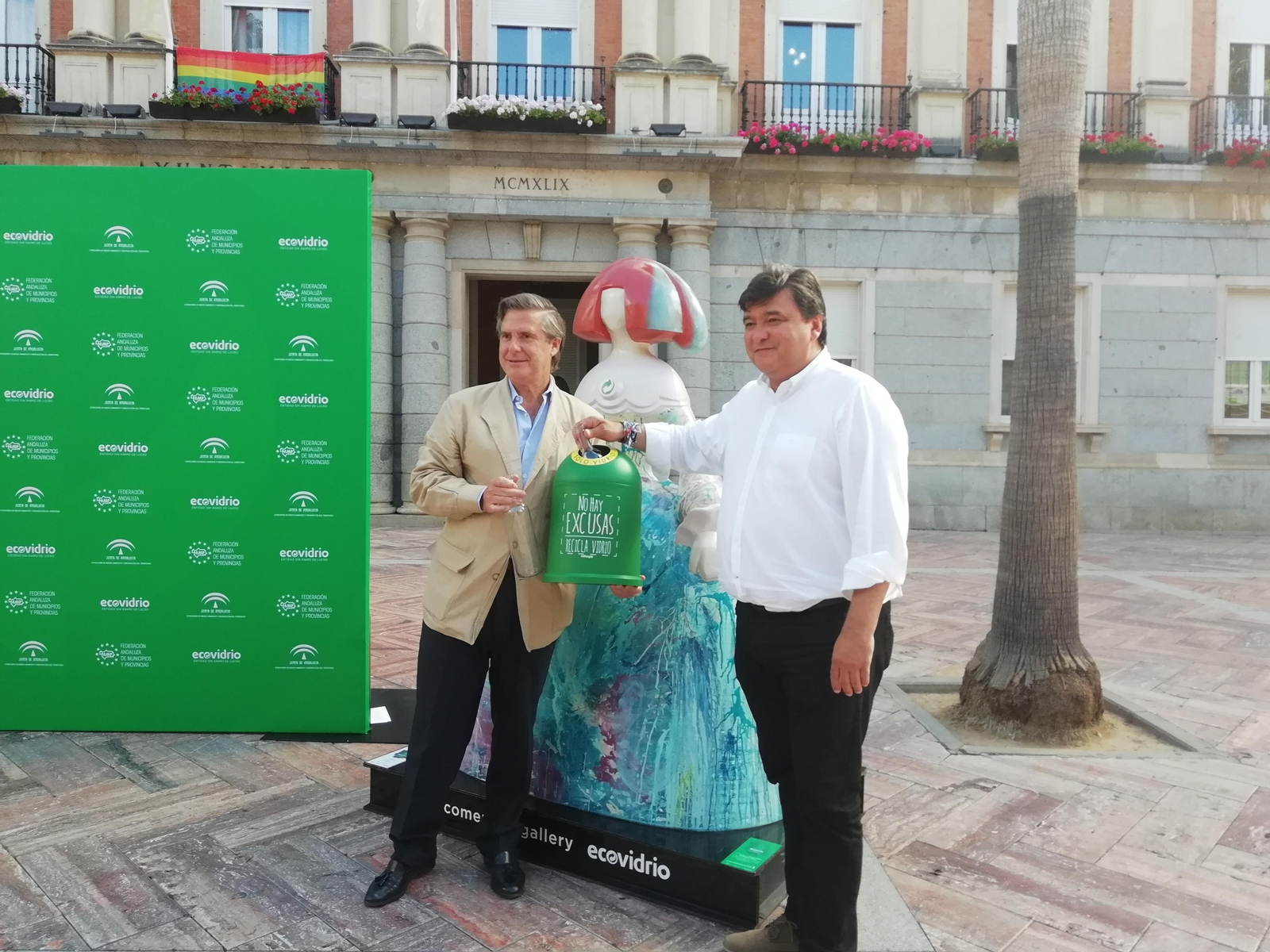 Borja Martiarena y Gabriel Cruz junto a una de las Meninas