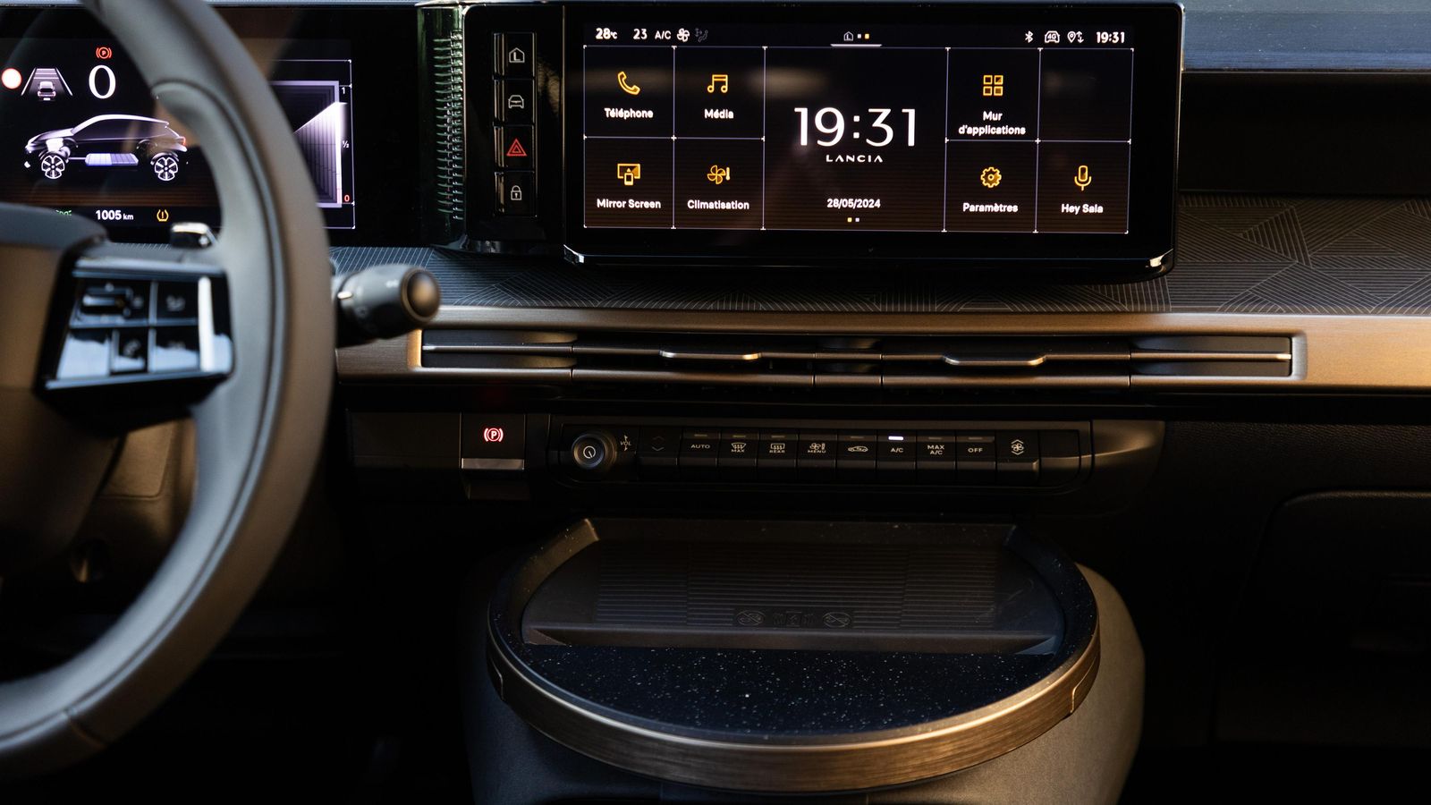 Lancia llama a su interfaz virtual del equipo multimedia SALA, un acrónimo de Sound Air Light Augmentation. Centraliza las funciones de audio, climatización e iluminación. Incluirá, desde finales de año Chat GPT. También está equipado con CarPlay y Android Auto inalámbrico de serie.