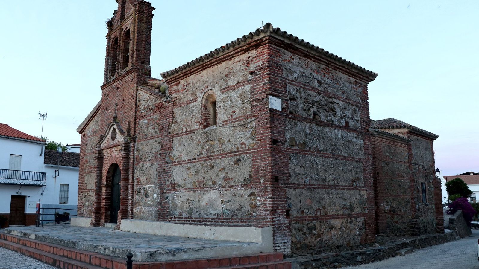 Debe visitarse todo el patrimonio de Puerto Moral.