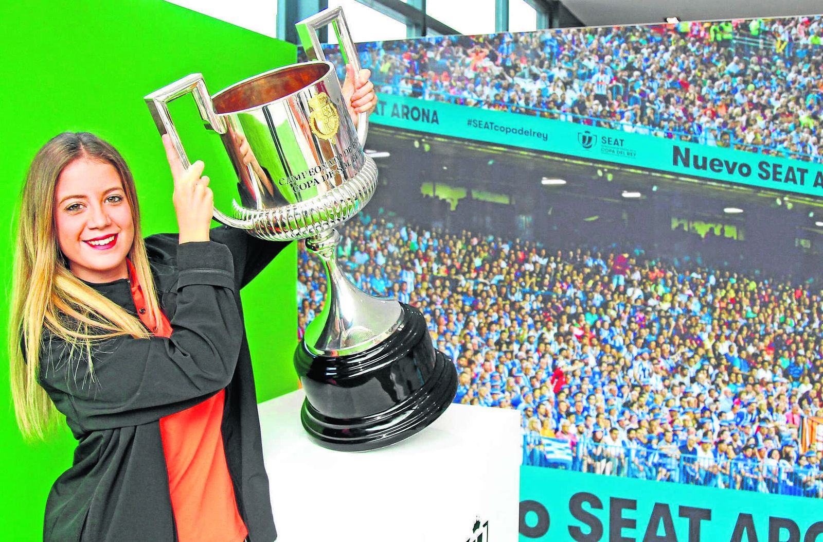 Aficionada posa junto a la Copa del Rey.
