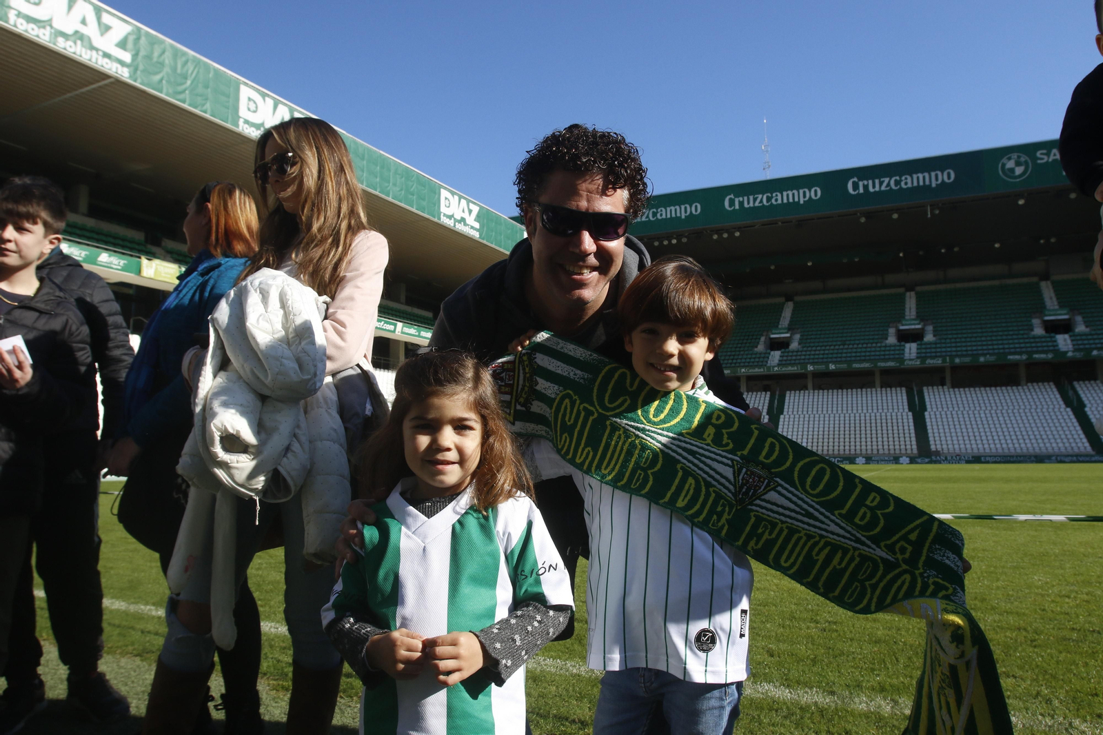 Los Reyes Magos en El Arcángel con la afición del Córdoba CF, en imágenes