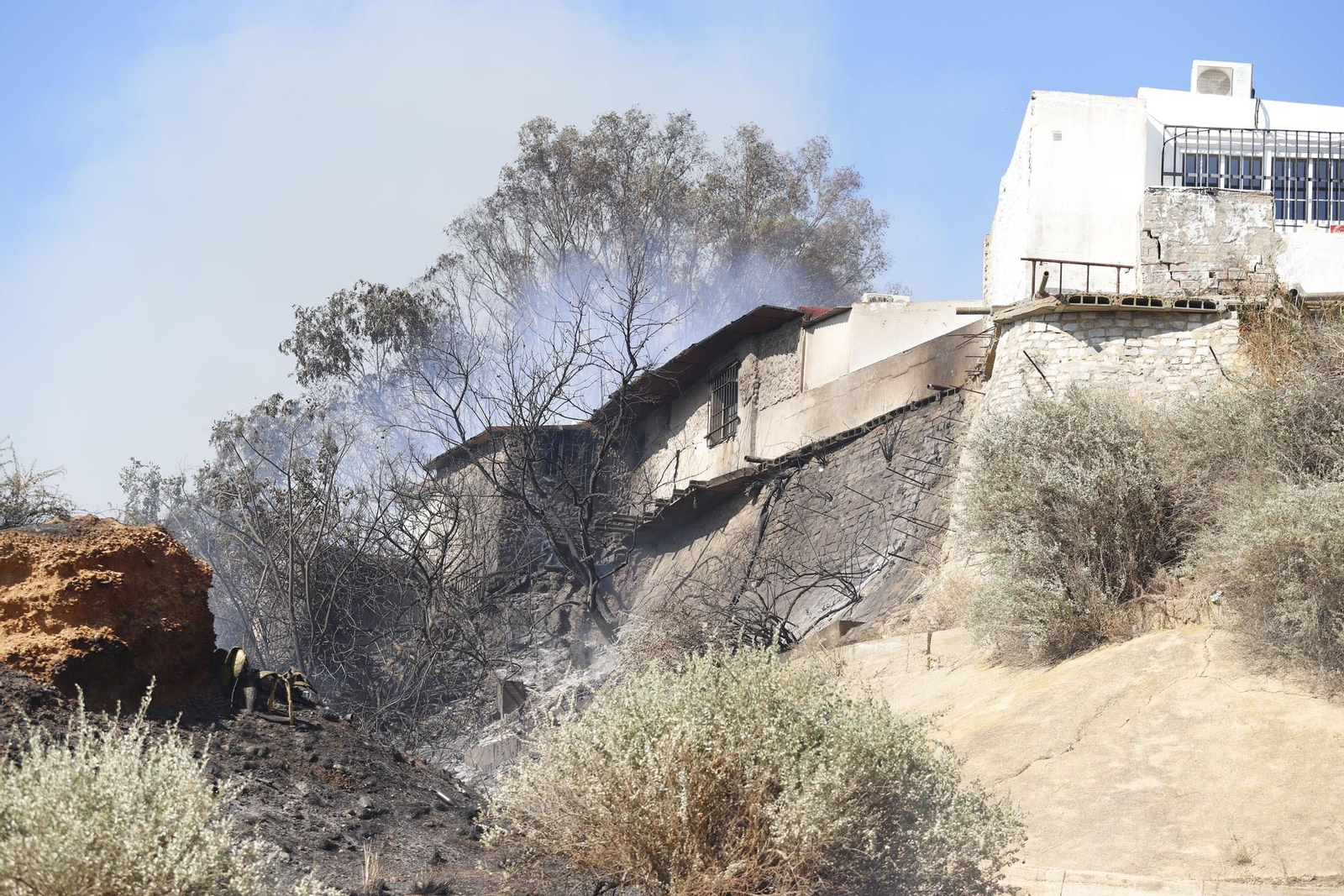 Imágenes del espectacular incendio en las laderas del Conquero