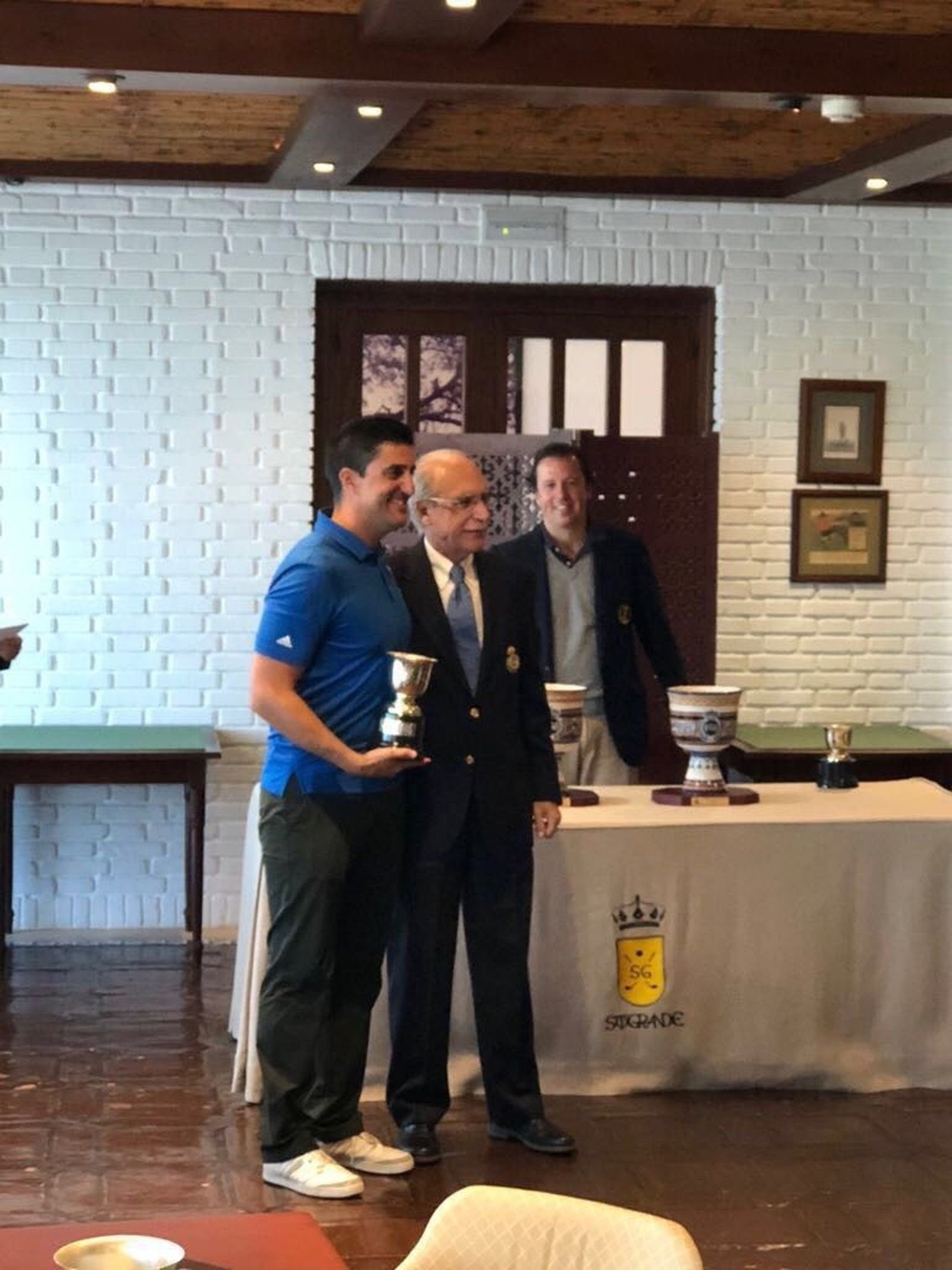 Cristóbal Guerrero, con su trofeo.