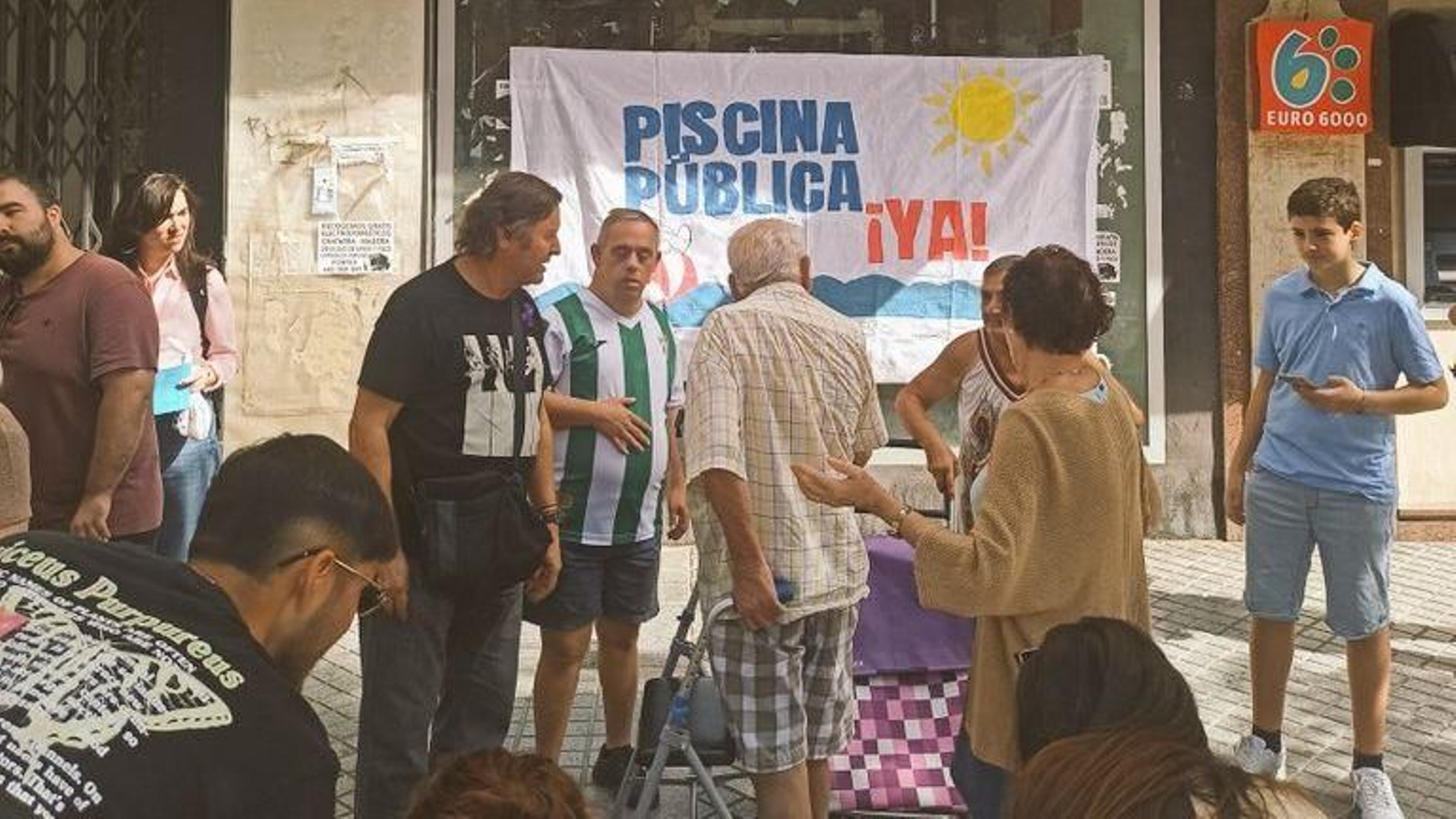 Un momento de la nueva recogida de firmas en Valdeolleros.