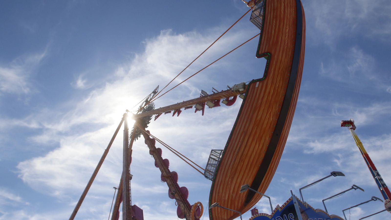 La barca luce con el sol de fondo que este sábado apretó en Córdoba.