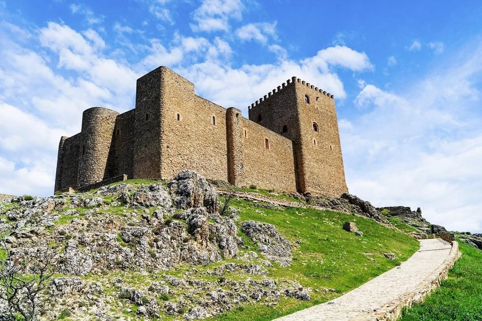 El Castillo de Segura de la Sierra está enclavado en el municipio de Segura de la Sierra, uno de los pueblos más bonitos de España desde el 2018.