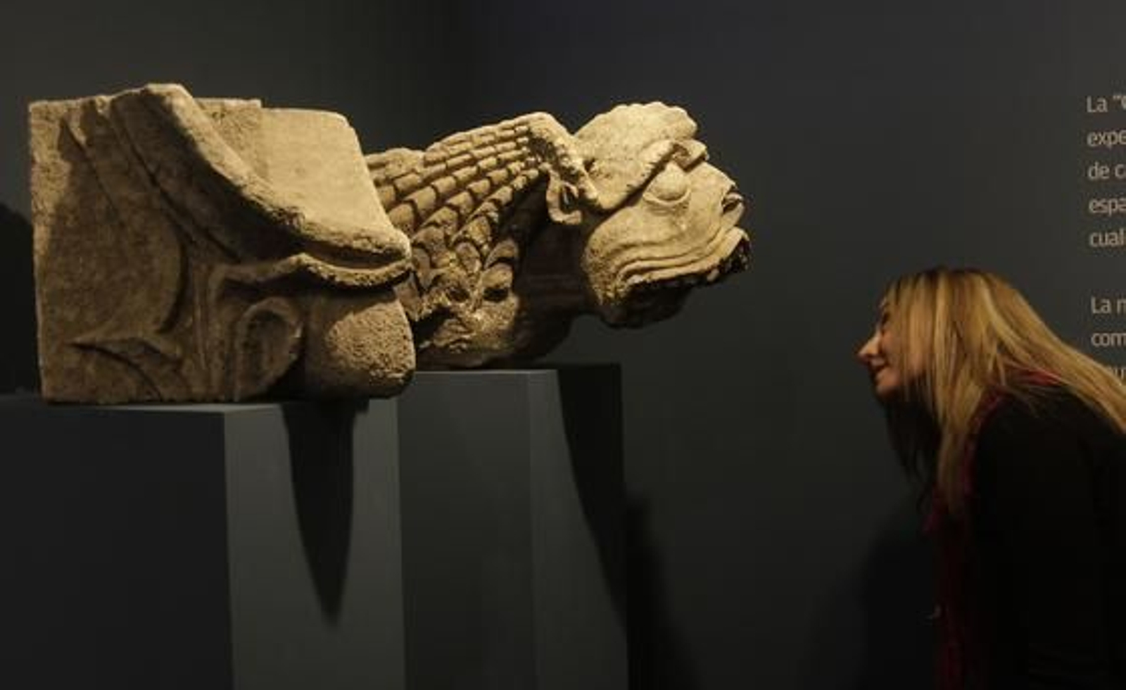 Visitantes de la exposición "Aedificare, Evangelizare, Servare. Cinco siglos de arquitectura en la Catedral de Sevilla".

Foto: Jos?ngel Garc?