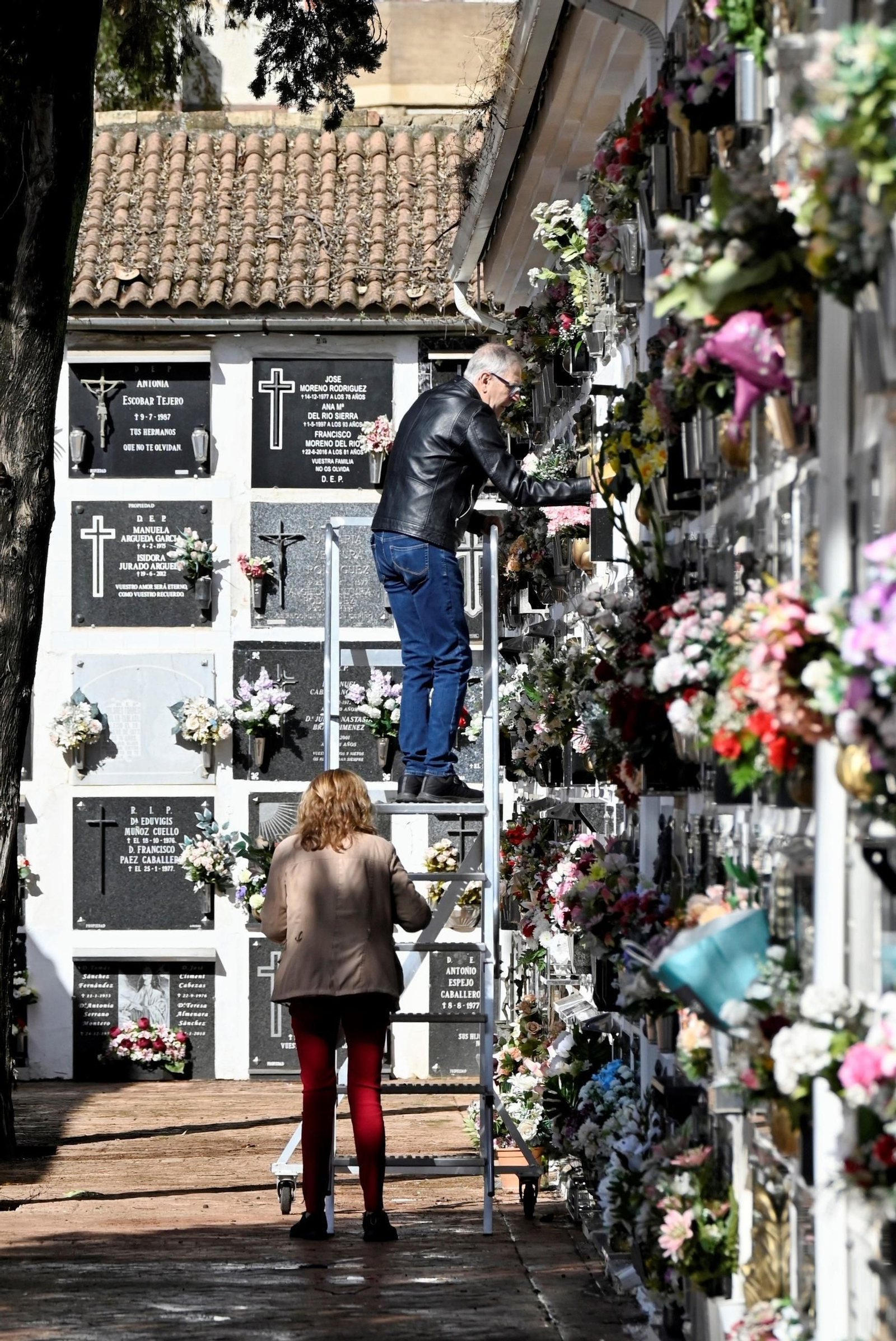 Las imágenes del día de Todos los Santos en los cementerios de Córdoba