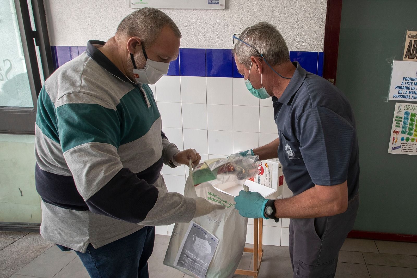 Una entrega de material del Grupo Por...