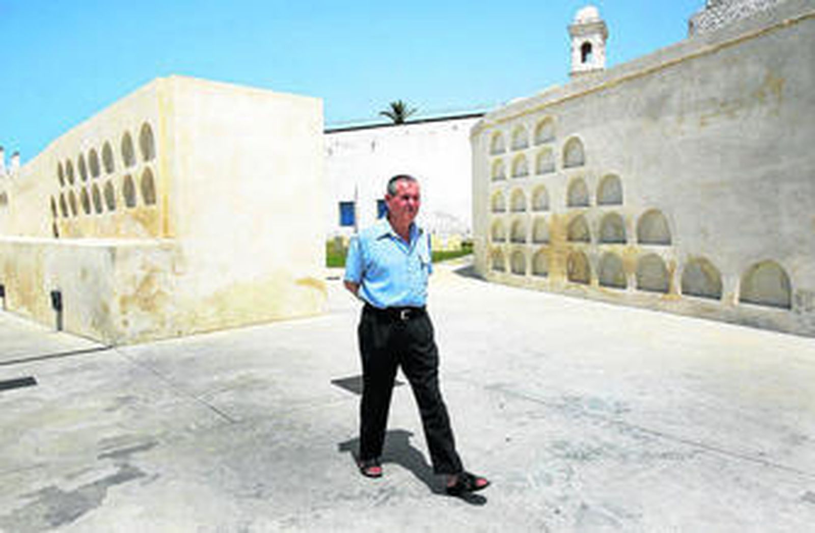 Nichos del antiguo cementerio como elementos integrados del gran centro cultural de La Chanca.