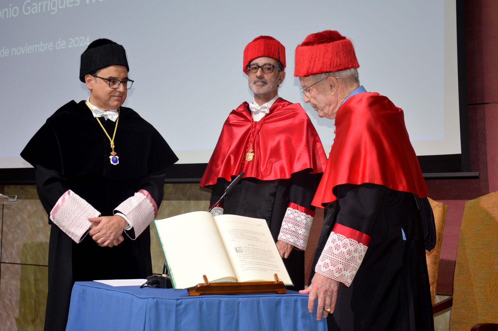 Momento en el que Antonio Garrigues Walker es investigado Doctor Honoris Causa.