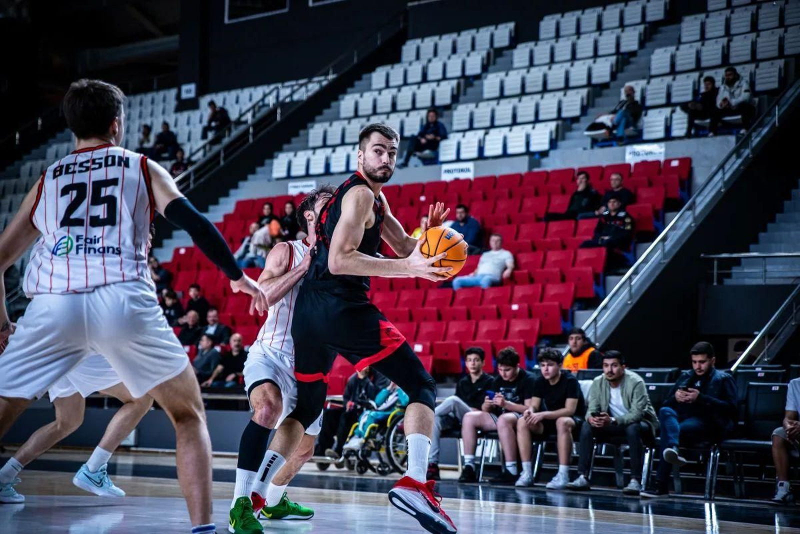 BCL: El Manisa tritura al Rytas y agita el grupo del Unicaja