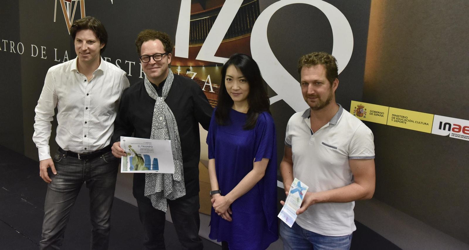 Daniel Müller-Schott, John Axelrod, Akiko Suwanai y Éric Crambes, concertino de la ROSS, ayer en el Teatro de la Maestranza.