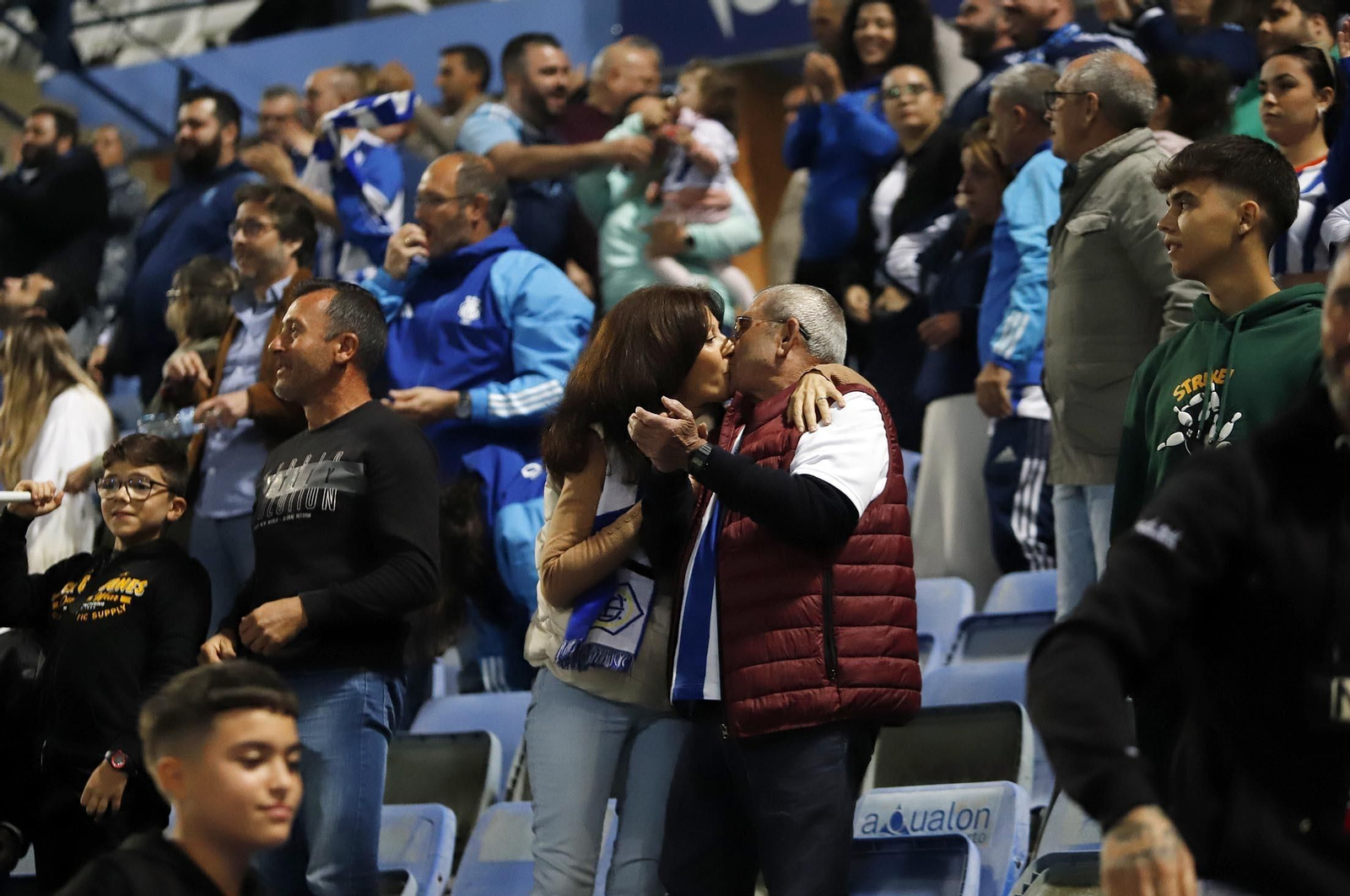 Gran ambiente en las gradas del Nuevo Colombino para el Recre-At Sanluqueño, en imágenes