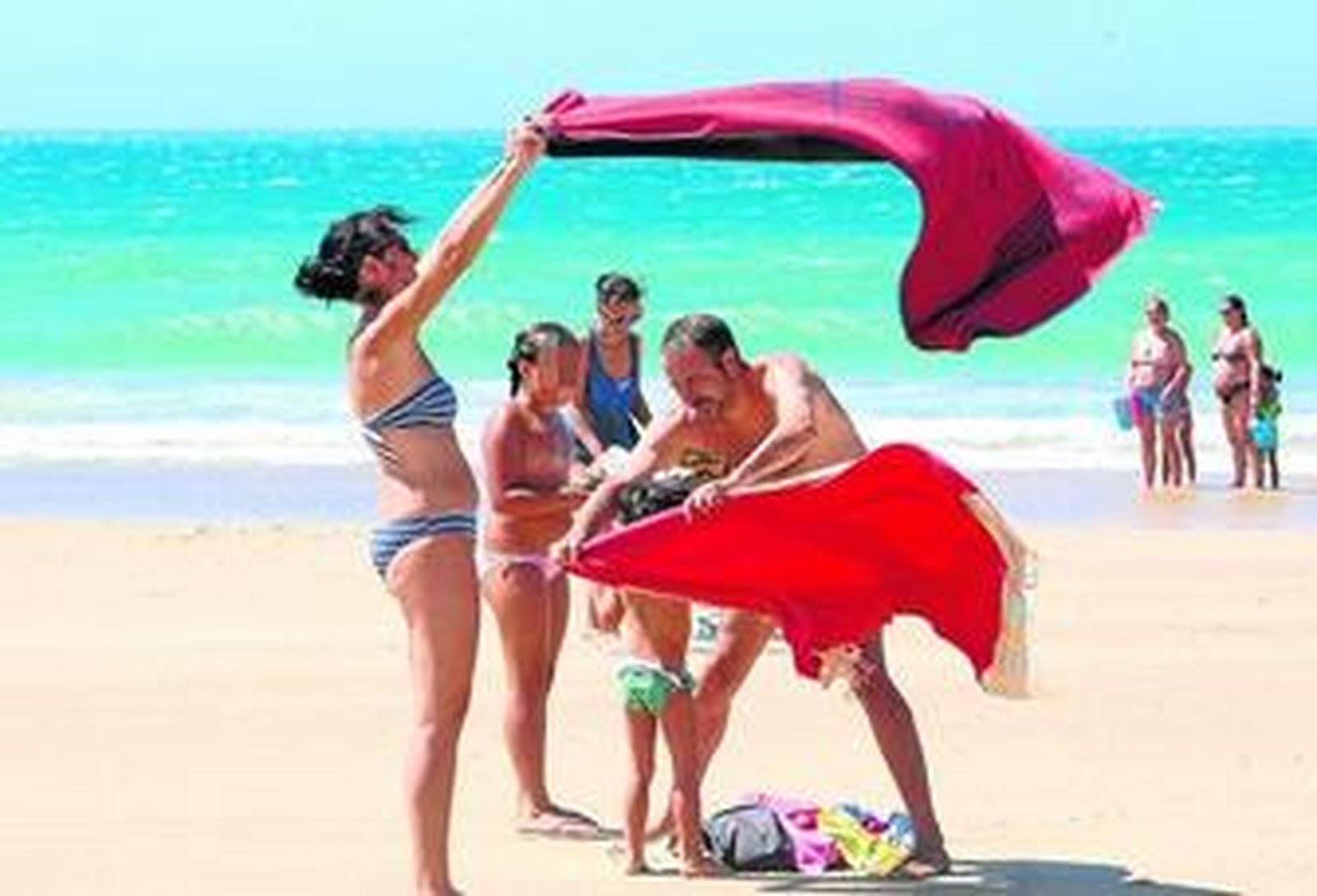 Una familia con las toallas al aire el pasado lunes al mediodía cuando arreciaba el viento en la primera pista.