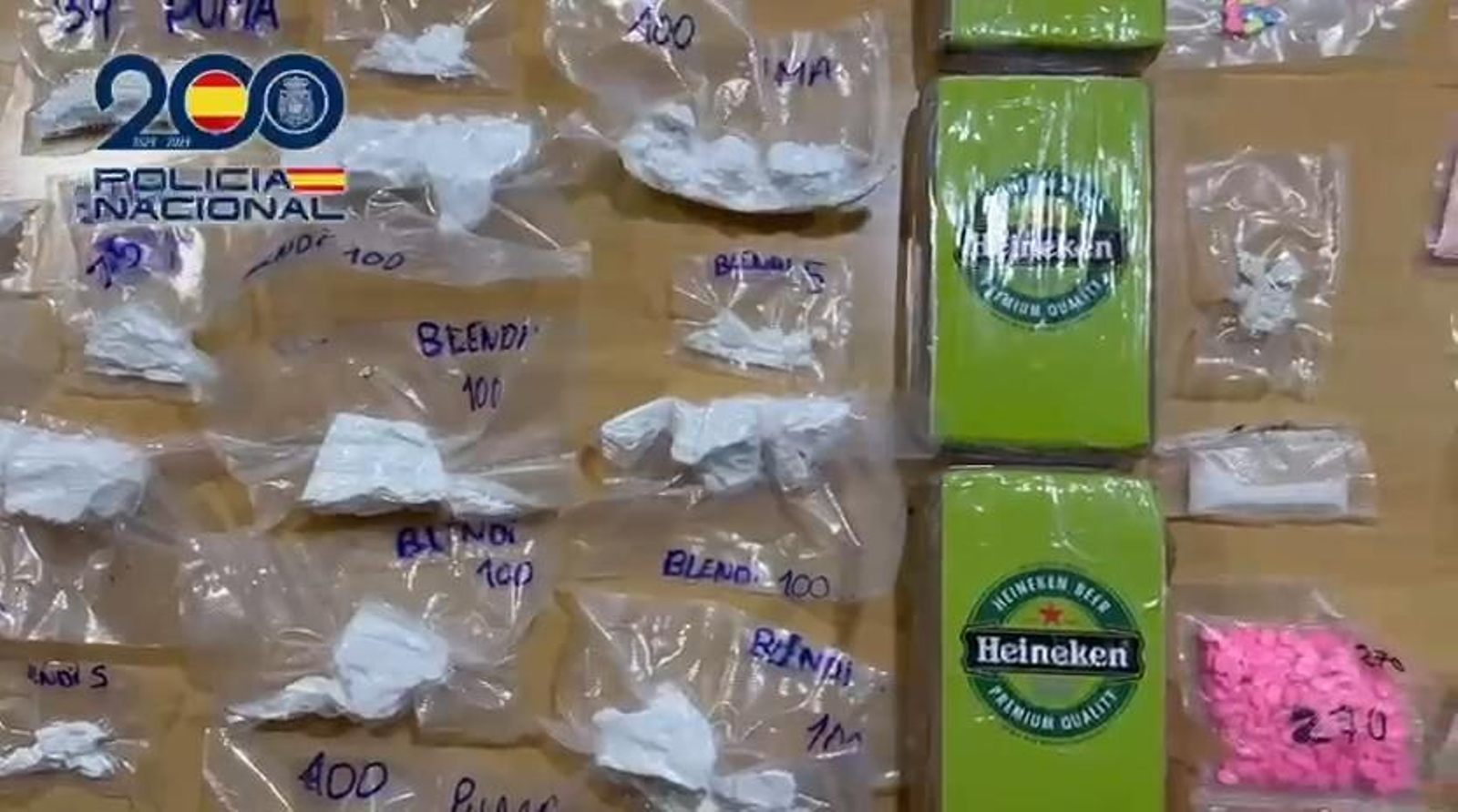 Los agentes clasifican el material incautado en la 'Operación Segundo'