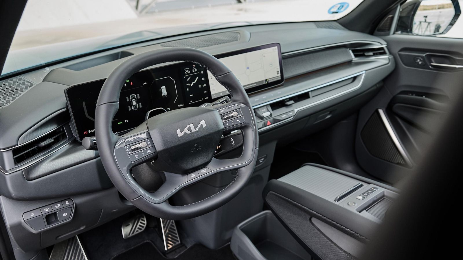 Aunque desde la pantalla situada entre las dos más grandes puede controlarse la climatización, también es posible definir aspectos como la temperatura o por donde sale el flujo de aire desde la zona central del salpicadero. Aunque desde la pantalla situada entre las dos más grandes puede controlarse la climatización, también es posible definir aspectos como la temperatura o por donde sale el flujo de aire desde la zona central del salpicadero.