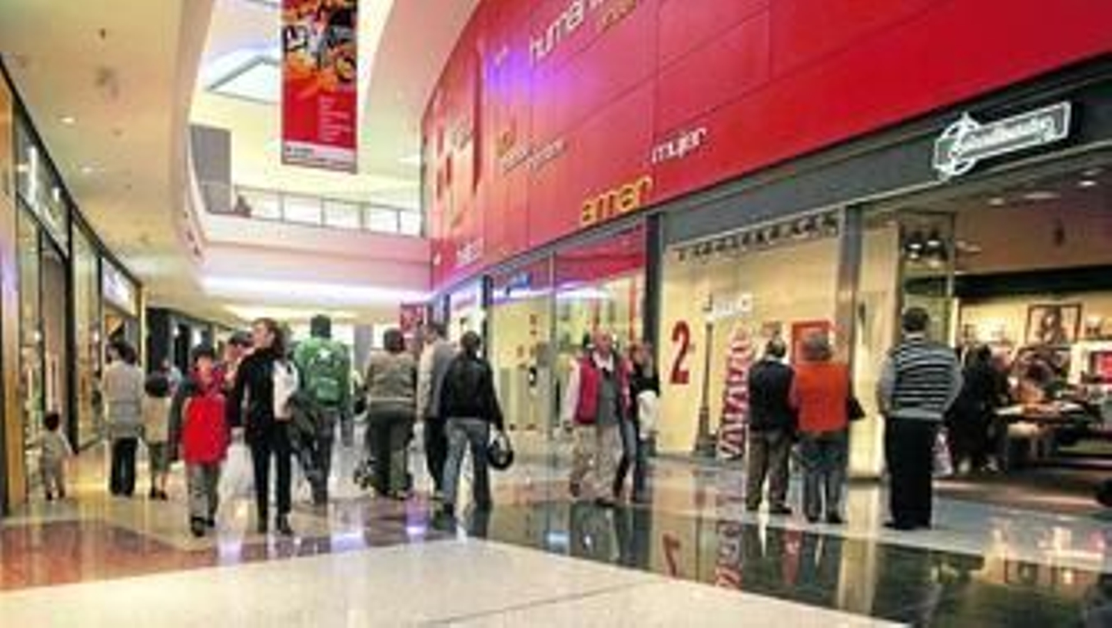 Interior del centro comercial Vialia.