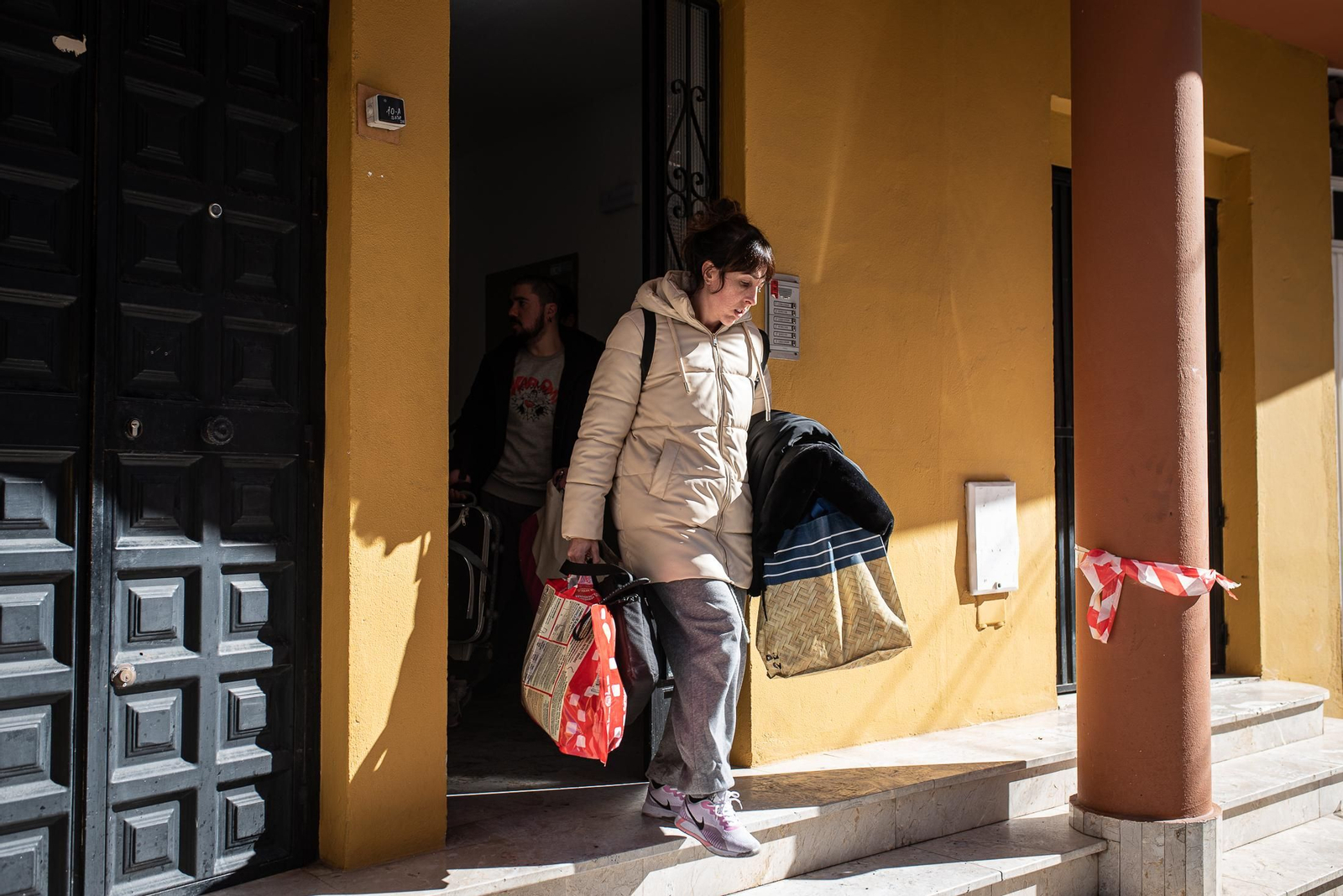 Imágenes de la dramática mañana de tensión que se ha vivido en Isla Chica tras el incendio en una vivienda
