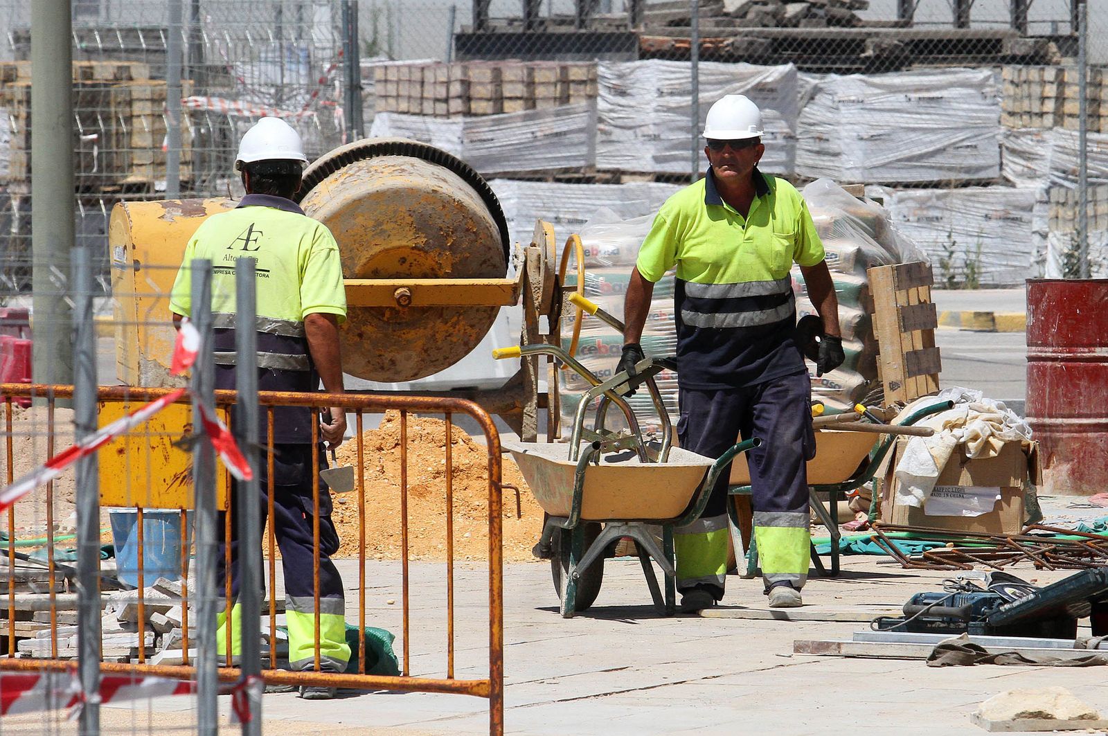 Una imagen de varios trabajadores durante la ejecución de una obra en la capital.
