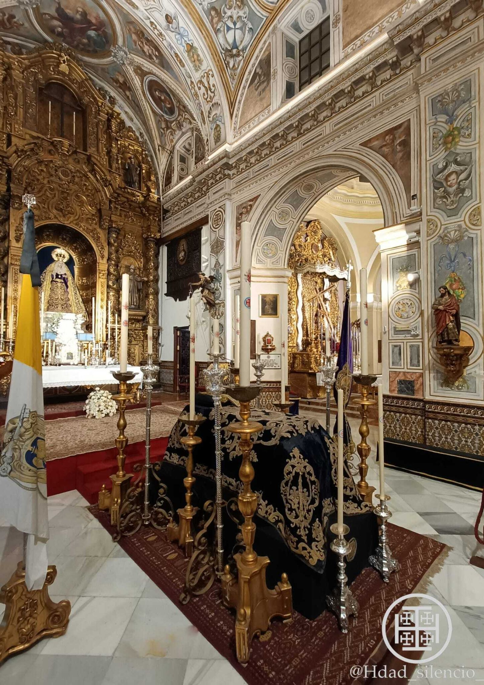 El Silencio levanta un catafalco para la misa funeral por Benedicto XVI