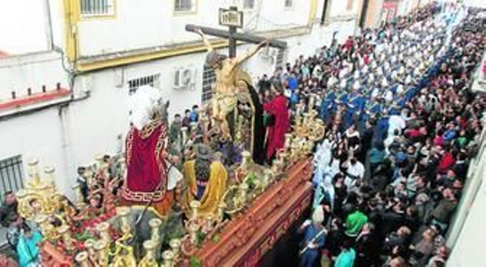 El paso del Cristo de la Lanzada, acompañado por la Banda de la Salud, en la calle Don Bosco, donde se congregó un gran número de personas El paso del Cristo de la Lanzada, acompañado por la Banda de la Salud, en la calle Don Bosco, donde se congregó un gran número de personas