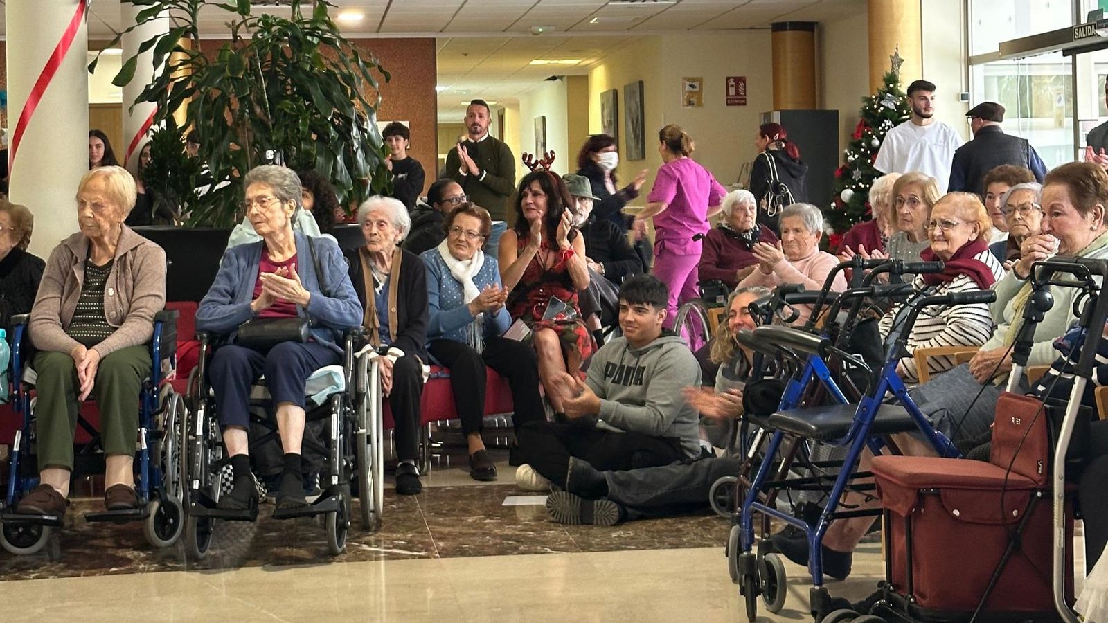 Los mayores cantan villancicos con los jóvenes en el salón de la residencia Virgen de la Esperanza de Almería.