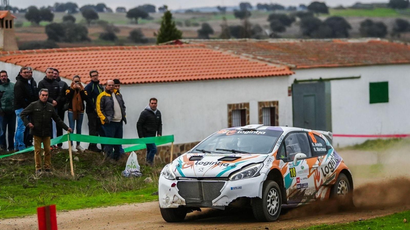 Varios aficionados observan el paso de un coche en un tramo del año pasado.