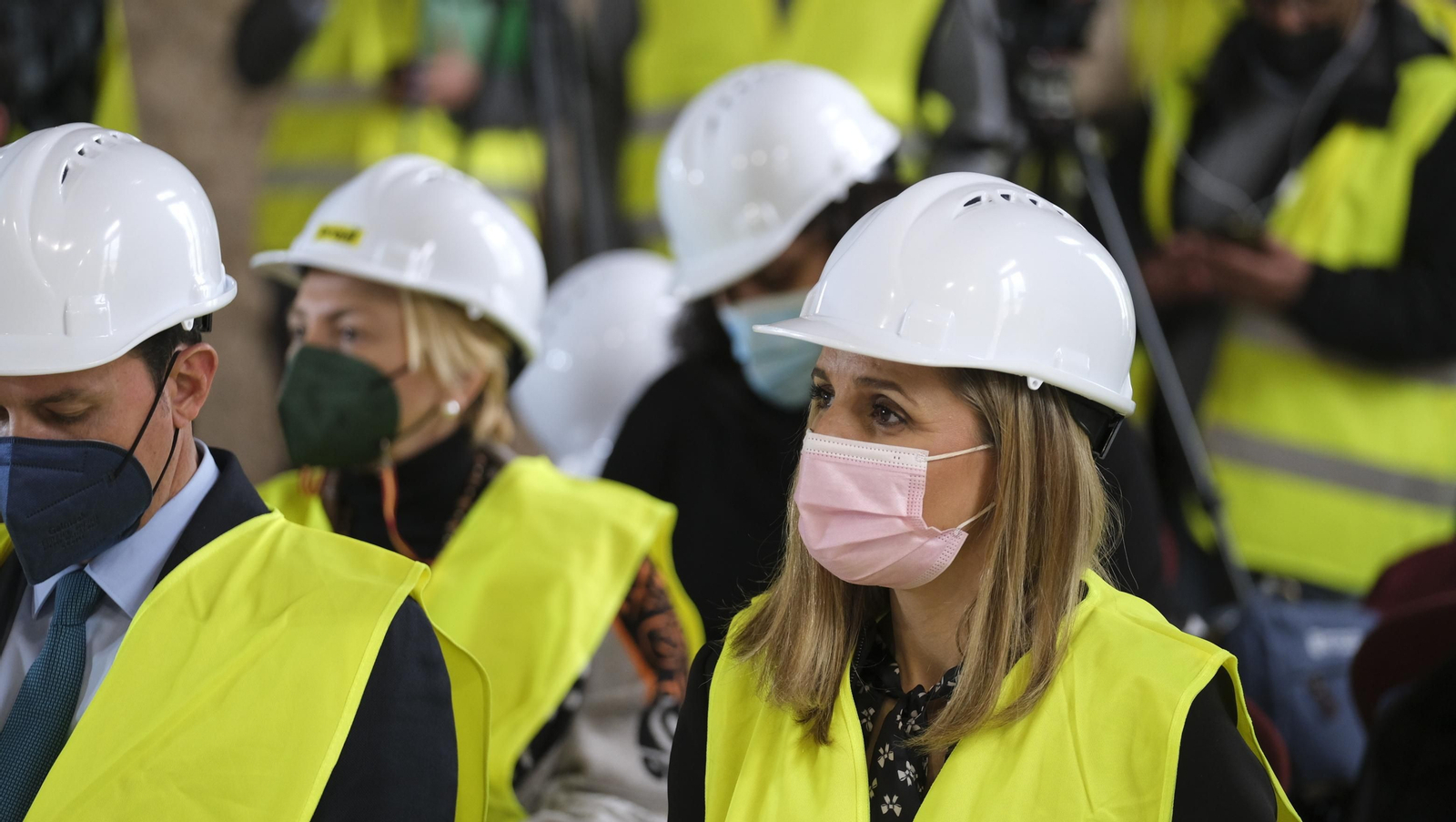 Fotogalería de la visita de Juanma Moreno a las obras del Ayuntamiento de Almería.