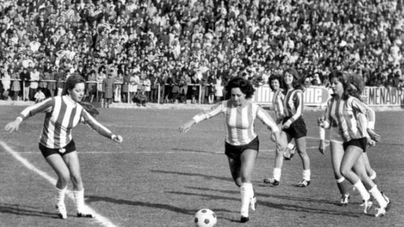 Lola, durante el partido entre folclóricas y finolis. Lola, durante el partido entre folclóricas y finolis.
